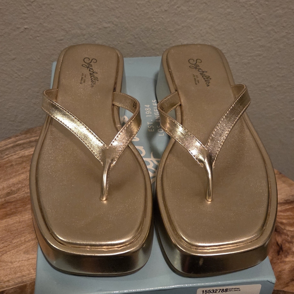 New In Box Seychelles Gold Slip-On Womens Sandals Size 6.5